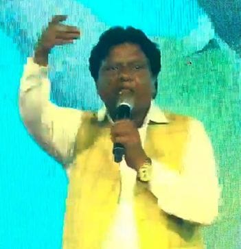 फोटो 13 एमएएचपी 06 परिचय-फूलों की होली में राधा कृष्ण पर फूल बरसाते अधिकारी व समाजसेवी। संवाद फोटो 13 एमएएचपी 06 परिचय-फूलों की होली में राधा कृष्ण पर फूल बरसाते अधिकारी व समाजसेवी। संवाद