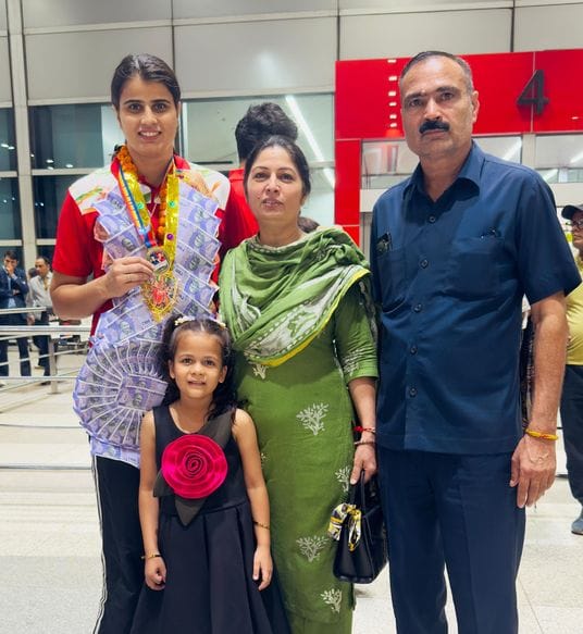 फोटो :31: दिल्ली एयरपोर्ट पर रीतिका दहिया का स्वागत करते परिजन, प्रशिक्षक व खेल प्रेमी। स्रोत प फोटो :31: दिल्ली एयरपोर्ट पर रीतिका दहिया का स्वागत करते परिजन, प्रशिक्षक व खेल प्रेमी। स्रोत प
