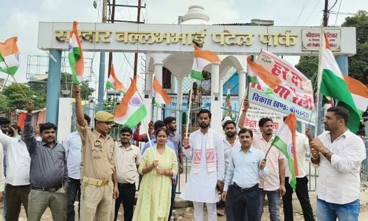  फोटो नंबर-13- नवाबगंज में तिरंगा यात्रा निकालती भाजपा प्रदेश मंत्री, जिलाध्यक्ष व अन्य। स्रोत: