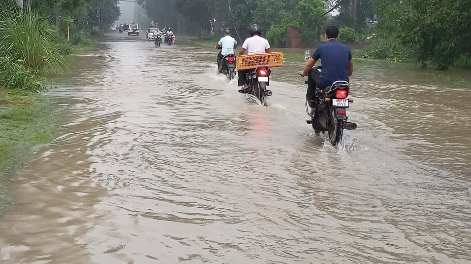 गणपति विहार कॉलोनी में खराब हुई बाइक को ले जाते युवक। संवाद गणपति विहार कॉलोनी में खराब हुई बाइक को ले जाते युवक। संवाद