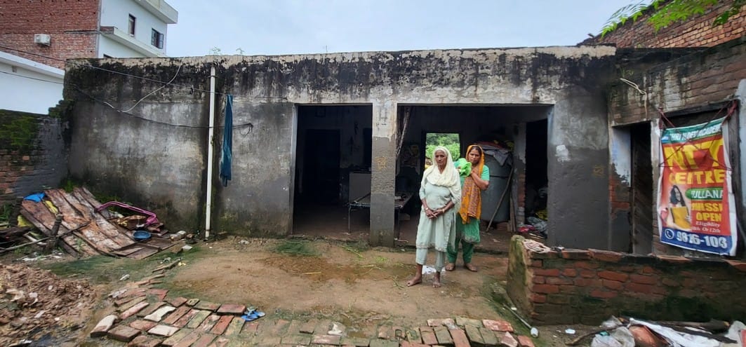गिरी हुई छत। संवाद