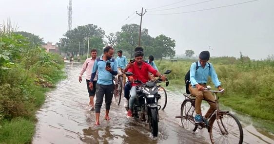 ग्राम पंचायत सरौता के सचिवालय में भरा बाढ़ का पानी। संवाद ग्राम पंचायत सरौता के सचिवालय में भरा बाढ़ का पानी। संवाद