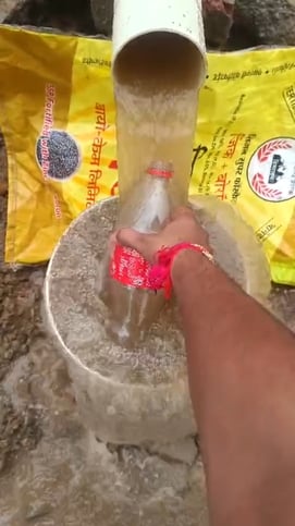 गांव मुबारकपुर में टेंकर से पानी भरते ग्रामीण। संवाद