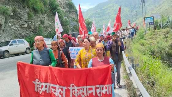 हिमाचल किसान सभा एंव हिमाचल सेब उत्पादक संघ रामपुर में धरना प्रदर्शन करते हुए। संवाद हिमाचल किसान सभा एंव हिमाचल सेब उत्पादक संघ रामपुर में धरना प्रदर्शन करते हुए। संवाद