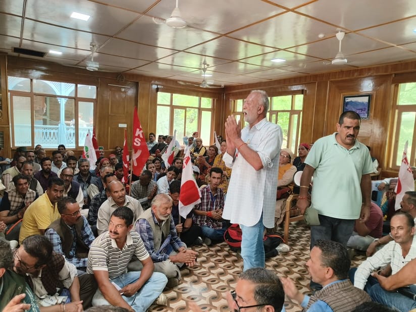 हिमाचल किसान सभा एंव हिमाचल सेब उत्पादक संघ रामपुर में धरना प्रदर्शन करते हुए। संवाद हिमाचल किसान सभा एंव हिमाचल सेब उत्पादक संघ रामपुर में धरना प्रदर्शन करते हुए। संवाद