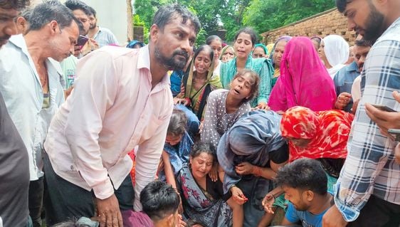 हादसास्थल पर क्षतिग्रस्त कार का निरीक्षण करते इंस्पेक्टर मनोज कुमार। संवाद हादसास्थल पर क्षतिग्रस्त कार का निरीक्षण करते इंस्पेक्टर मनोज कुमार। संवाद