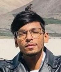 हादसास्थल पर क्षतिग्रस्त कार का निरीक्षण करते इंस्पेक्टर मनोज कुमार। संवाद हादसास्थल पर क्षतिग्रस्त कार का निरीक्षण करते इंस्पेक्टर मनोज कुमार। संवाद