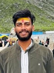 हादसास्थल पर क्षतिग्रस्त कार का निरीक्षण करते इंस्पेक्टर मनोज कुमार। संवाद हादसास्थल पर क्षतिग्रस्त कार का निरीक्षण करते इंस्पेक्टर मनोज कुमार। संवाद