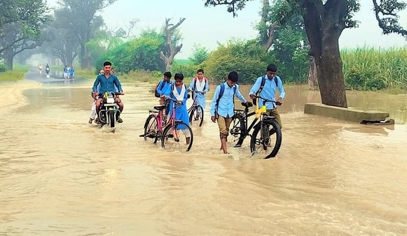 जलीलपुर ट्रैक्टर पर सवार गांववासी जलीलपुर ट्रैक्टर पर सवार गांववासी