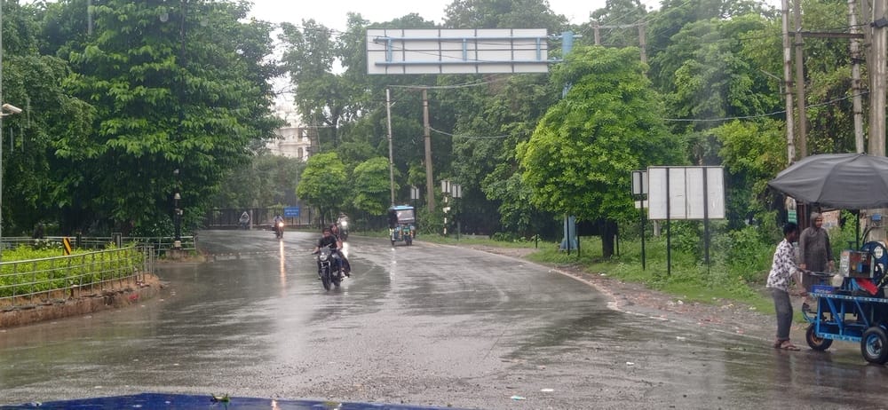 कुरुक्षेत्र। सेक्टर 17 में भरे बारिश के पानी में से  गुजरते वाहन। संवाद
