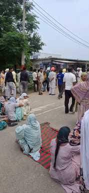 कैथल। सड़क हादसे में बच्ची की मौत के बाद कांगथली में लगाए गए जाम के दौरान मौजूद ग्रामीण। संवाद कैथल। सड़क हादसे में बच्ची की मौत के बाद कांगथली में लगाए गए जाम के दौरान मौजूद ग्रामीण। संवाद
