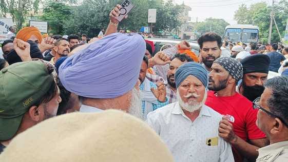 कैथल। सड़क हादसे में बच्ची की मौत के बाद कांगथली में लगाए गए जाम के दौरान मौजूद ग्रामीण। संवाद कैथल। सड़क हादसे में बच्ची की मौत के बाद कांगथली में लगाए गए जाम के दौरान मौजूद ग्रामीण। संवाद