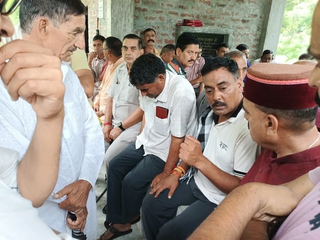 मर्चेंट नेवी प्रशिक्षु कपिल की मौत से गमगीन विलाप करते परिजन। जागरूक पाठक।
