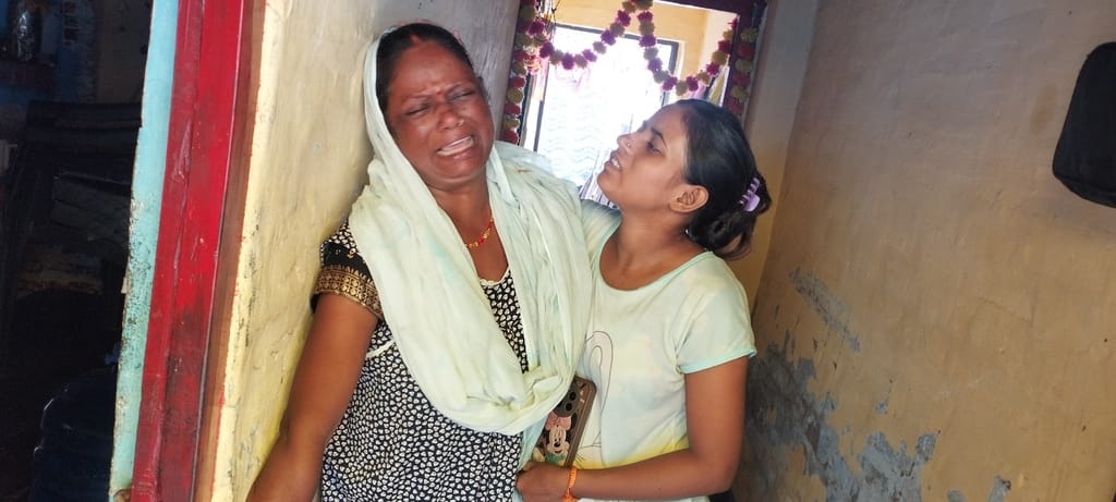 मृतक अंकुर वर्मा की फाइल फोटो, मृतक अंकुर का चकेरी स्थित घर, बिलखती मां को संभालती बहन, अंकुर क मृतक अंकुर वर्मा की फाइल फोटो, मृतक अंकुर का चकेरी स्थित घर, बिलखती मां को संभालती बहन, अंकुर क