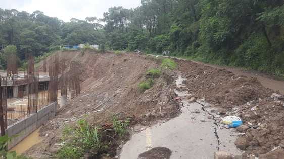 निर्माणाधीन बसस्टैंड के समीप भूस्खलन से दरकी सड़क की ओर वाहनों की आवाजाही रोकने के लिए डाली गई निर्माणाधीन बसस्टैंड के समीप भूस्खलन से दरकी सड़क की ओर वाहनों की आवाजाही रोकने के लिए डाली गई