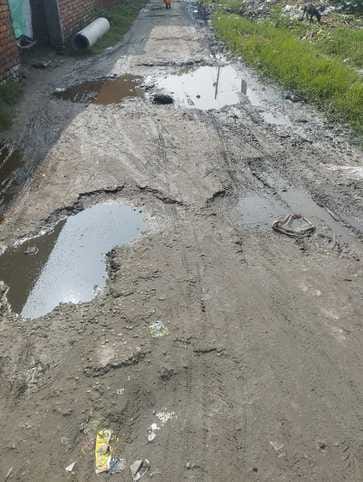 नंदकिशोर मौर्य के घर से संतराम मौर्य के घर तक जाने वाले मार्ग पर भरा पानी। संवाद नंदकिशोर मौर्य के घर से संतराम मौर्य के घर तक जाने वाले मार्ग पर भरा पानी। संवाद