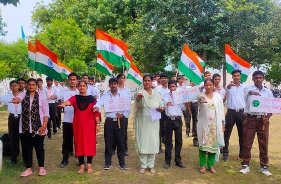 पीजीआई मेडिकल परिसर में तिरंगा यात्रा निकालते कुलपति डॉ. एचके अग्रवाल, निदेशक डॉ. एसके सिंघल व 