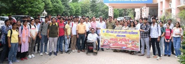 पीजीआई मेडिकल परिसर में तिरंगा यात्रा निकालते कुलपति डॉ. एचके अग्रवाल, निदेशक डॉ. एसके सिंघल व 