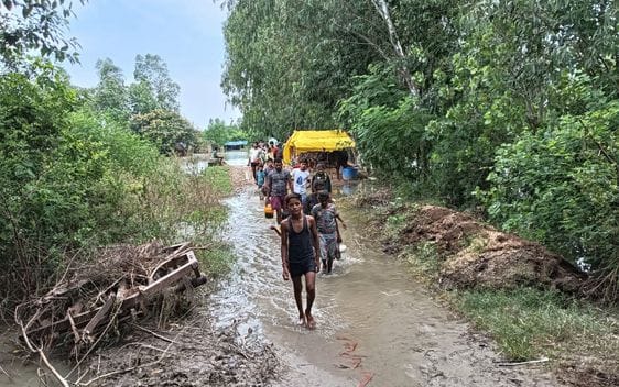सहसवान के भमरौलिया गांव में नांव से जानवरों का चारा लेकर तटबंध की ओर जाते ग्रामीण। संवाद