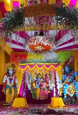 सनातन धर्म मंदिर मॉडल टाउन में भजन सुनाते गायक दीपक सांवरियां व अन्य। संवाद
