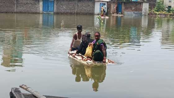 सुपौल के किशनपुर में कटाव के बाद विस्थापित होता परिवार। सुपौल के किशनपुर में कटाव के बाद विस्थापित होता परिवार।