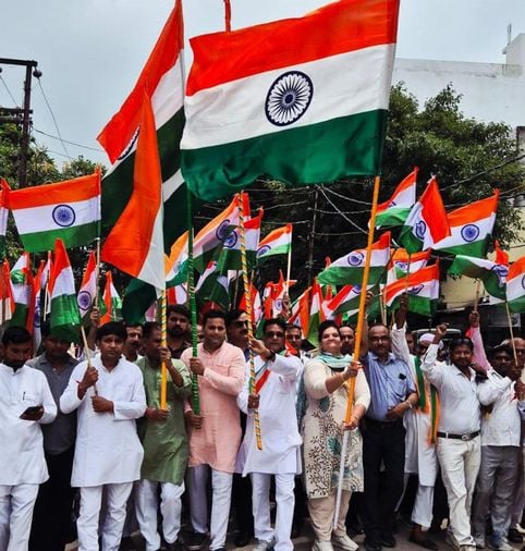 दहगवां में बाइक पर सवार होकर निकालते तिरंगा यात्रा। संवाद दहगवां में बाइक पर सवार होकर निकालते तिरंगा यात्रा। संवाद