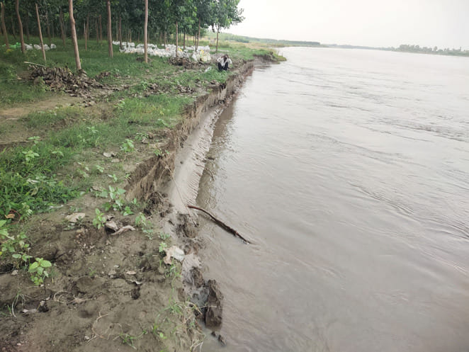 यमुना तटबंध के लिए लगाई गई पत्थर की ठोकरे। संवाद यमुना तटबंध के लिए लगाई गई पत्थर की ठोकरे। संवाद