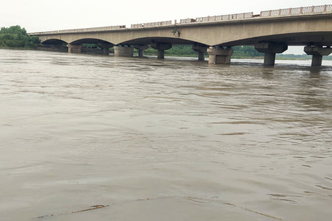 यमुना तटबंध के लिए लगाई गई पत्थर की ठोकरे। संवाद यमुना तटबंध के लिए लगाई गई पत्थर की ठोकरे। संवाद