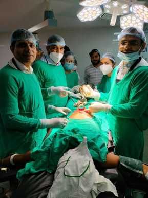 युवक के पेट से प्लास्टिक की बोतल निकालने में जिला अस्पताल की टीम सफल।