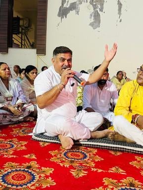 04 सीवन में आयोजित प्रभात फेरी में भाग लेते श्रद्धालु