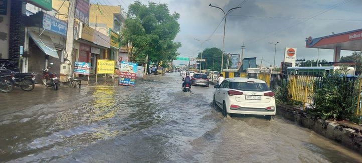 14जेएनडी17-स्वतंत्रता दिवस की तैयारियों को लेकर नई अनाज मंडी में निरीक्षण करते हुए डीसी व अन्य 