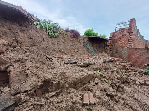 14जेएनडी18-रानी तालाब के पास भरे बरसाती पानी में बंद होने पर स्कूटी खींचते युवक। संवाद 14जेएनडी18-रानी तालाब के पास भरे बरसाती पानी में बंद होने पर स्कूटी खींचते युवक। संवाद
