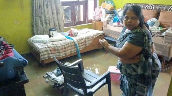 14जेएनडी18-रानी तालाब के पास भरे बरसाती पानी में बंद होने पर स्कूटी खींचते युवक। संवाद 14जेएनडी18-रानी तालाब के पास भरे बरसाती पानी में बंद होने पर स्कूटी खींचते युवक। संवाद