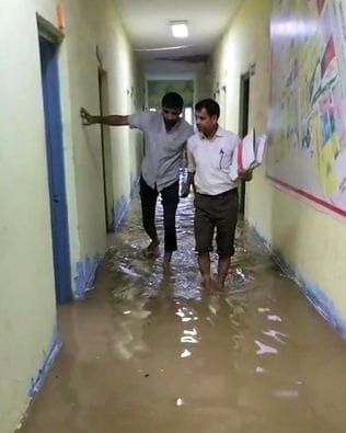 14जेएनडी18-रानी तालाब के पास भरे बरसाती पानी में बंद होने पर स्कूटी खींचते युवक। संवाद 14जेएनडी18-रानी तालाब के पास भरे बरसाती पानी में बंद होने पर स्कूटी खींचते युवक। संवाद