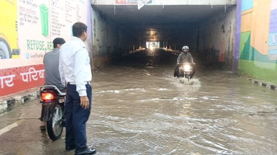 14जेएनडी18-रानी तालाब के पास भरे बरसाती पानी में बंद होने पर स्कूटी खींचते युवक। संवाद 14जेएनडी18-रानी तालाब के पास भरे बरसाती पानी में बंद होने पर स्कूटी खींचते युवक। संवाद