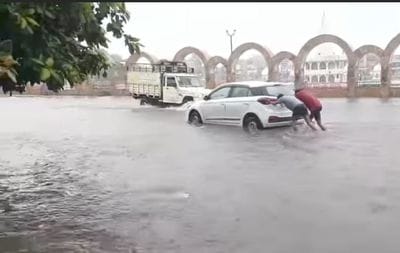 14जेएनडी18-रानी तालाब के पास भरे बरसाती पानी में बंद होने पर स्कूटी खींचते युवक। संवाद 14जेएनडी18-रानी तालाब के पास भरे बरसाती पानी में बंद होने पर स्कूटी खींचते युवक। संवाद