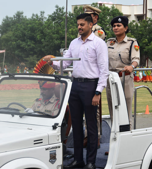 21 कैथल। पुलिस लाइन में आयोजित अंतिम पूर्व अभ्यास में सांस्कृतिक कार्यक्रमों की प्रस्तुति देती 