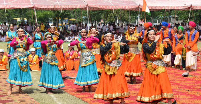 21 कैथल। पुलिस लाइन में आयोजित अंतिम पूर्व अभ्यास में सांस्कृतिक कार्यक्रमों की प्रस्तुति देती 