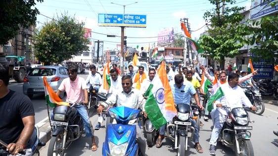 32 कैथल। तिरंगा यात्रा के दौरान सर छोटू राम चौक पर लगी वाहनों की भीड़। प्रवक्ता