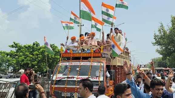 32 कैथल। तिरंगा यात्रा के दौरान सर छोटू राम चौक पर लगी वाहनों की भीड़। प्रवक्ता