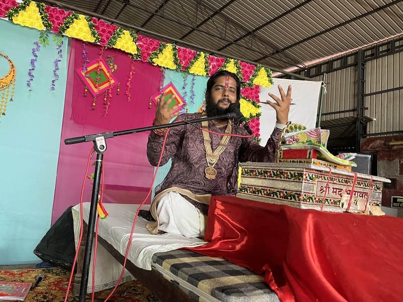 42 कलायत: श्रीमद्भागवत पुराण की नगर परिक्रमा लगवाते आयोजक व कथा व्यास