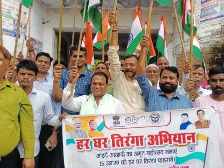 आंवला। एसडीएम को ज्ञापन सौंपते किसान नेता-संवाद
