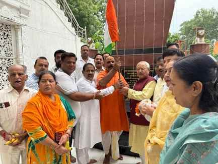 भाजपा सांसद डॉ. लक्ष्मीकांत वाजपेयी व महानगर अध्यक्ष विवेक रस्तोगी ने औघड़नाथ मंदिर स्थित शहीद स भाजपा सांसद डॉ. लक्ष्मीकांत वाजपेयी व महानगर अध्यक्ष विवेक रस्तोगी ने औघड़नाथ मंदिर स्थित शहीद स