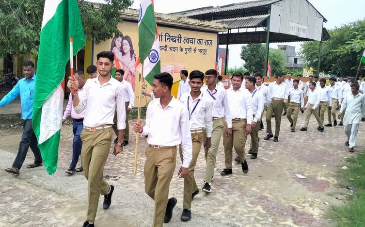 बिलारी तहसील के सामने हाईवे पर अपनी मांगों को लेकर धरने पर बैठे भाकियू पदाधिकारी-संवाद