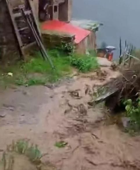 चंबा की ग्राम पंचायत भजोतरा के निवासी सुरेंद्र कुमार का क्षतिग्रस्त मकान।स्रोत जागरूक पाठक चंबा की ग्राम पंचायत भजोतरा के निवासी सुरेंद्र कुमार का क्षतिग्रस्त मकान।स्रोत जागरूक पाठक