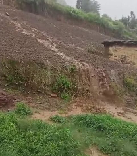 चंबा की ग्राम पंचायत भजोतरा के निवासी सुरेंद्र कुमार का क्षतिग्रस्त मकान।स्रोत जागरूक पाठक चंबा की ग्राम पंचायत भजोतरा के निवासी सुरेंद्र कुमार का क्षतिग्रस्त मकान।स्रोत जागरूक पाठक