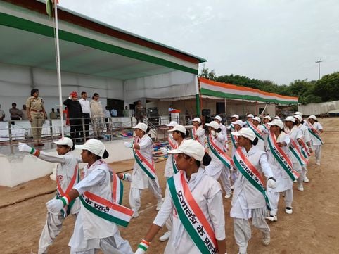 फोटो 02: सोनीपत पुलिस लाइन में आयोजित फुल ड्रेस रिहर्सल के दौरान मार्च पास्ट से पूर्व निरीक्षण फोटो 02: सोनीपत पुलिस लाइन में आयोजित फुल ड्रेस रिहर्सल के दौरान मार्च पास्ट से पूर्व निरीक्षण
