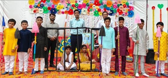फोटो-07, एसबीएस स्कूल में सजी रखी मटकियों को देखते चेयरमैन विवेक सिंह यादव। स्रोत स्कूल