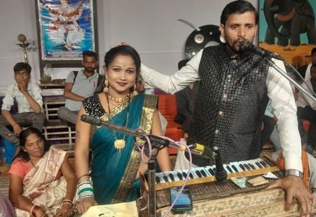 फोटो 13 एमएएचपी 14 परिचय-आल्हा मंच पर लोकगीत की प्रस्तुति देते रामाधीन एंड पार्टी के कलाकार। सं