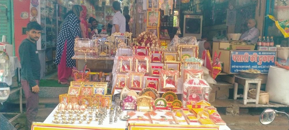 फोटो संख्या:64- जन्माष्टमी पर्व को लेकर लड्डू गोपाल के कपड़े खरीदती महिलाएं--संवाद फोटो संख्या:64- जन्माष्टमी पर्व को लेकर लड्डू गोपाल के कपड़े खरीदती महिलाएं--संवाद